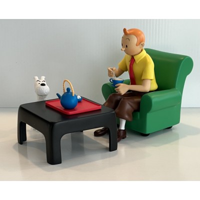 Tintin prenant le thé